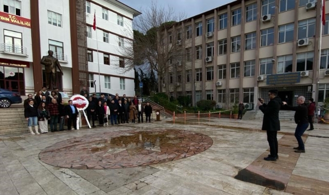 Polisler gazetecilerle dayanışma örneği gösterdi