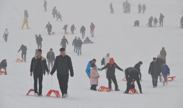 Güzeltepe Kayak Merkezi kar yağışıyla sezonu açtı
