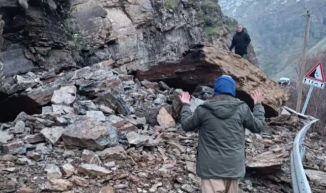 Hakkari-Çukurca yolunda heyelan! Yol ulaşıma kapandı