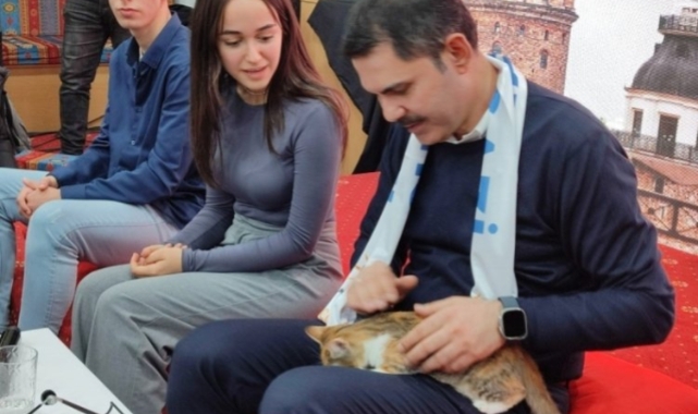 İBB Başkan adayı Murat Kurum'a kedi hediyesi