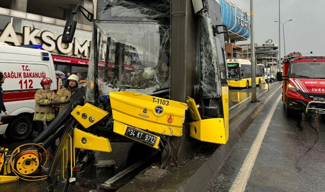 İETT otobüsü yön tabelasına çarptı: Yaralılar var!