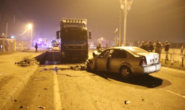 Iğdır'da otomobil ile TIR kafa kafaya çarpıştı