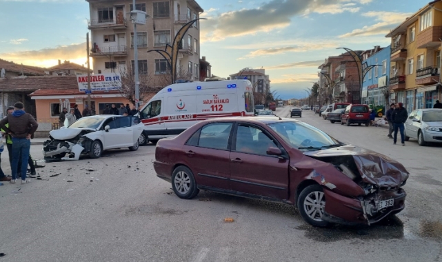 İki otomobilin çarpışması sonucu 3 kişi yaralandı!