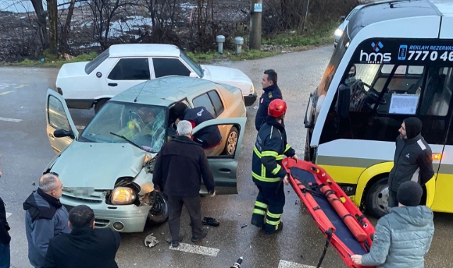 İnegöl'de halk otobüsüyle otomobil çarpıştı! 1 yaralı