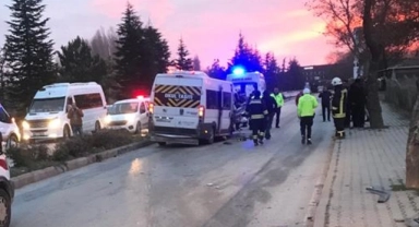 İşçi minibüsü ağaca çarptı! Çok sayıda yaralı var