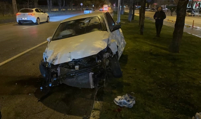 Isparta’da kontrolden çıkan araç refüje çarptı