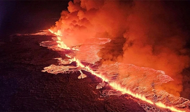 İzlanda’da yanardağ patladı