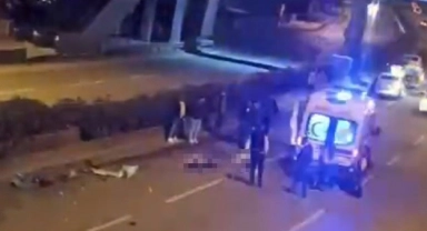 İzmir’de feci kaza! Camdan yola fırladılar