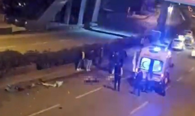 İzmir’de feci kaza! Camdan yola fırladılar