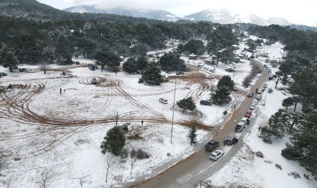 İzmirliler Manisa’nın Spil Dağına akın etti