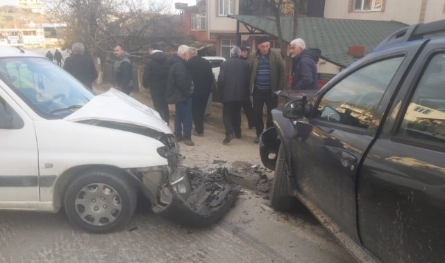 İznik’te otomobiller kafa kafaya çarpıştı: 2 yaralı