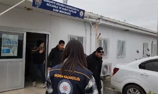 Kaçak göçmenler otomobilin bagajından çıktı