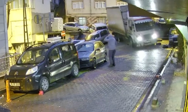Kağıthane’de kamyon park halindeki araçlara çarparak kaçtı