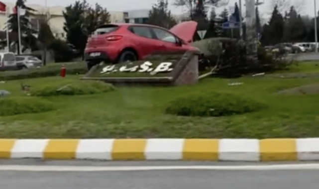Kamyonet ile çarpışan otomobil dönel kavşağa uçtu
