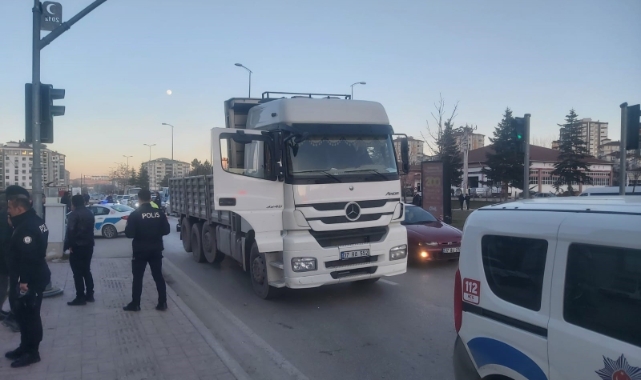 Kamyonun çarptığı yaşlı kadın ağır yaralandı