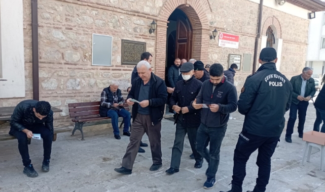 Karacabey polis ekipleri namaz sonrası broşür dağıttı