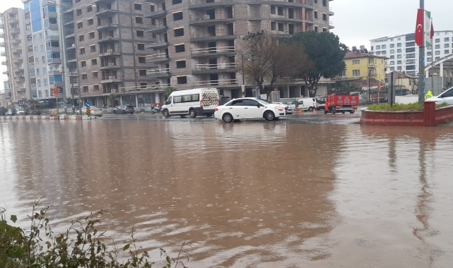 Karayolu sular altında kaldı!