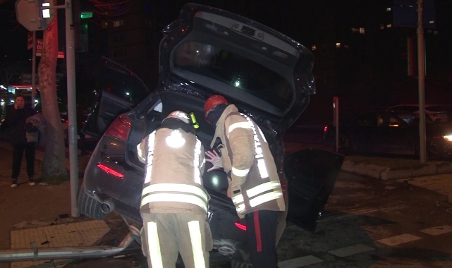 Kartal'da kontrolden çıkan araç trafik levhasına çarptı