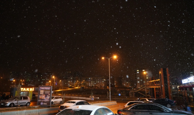 Kırıkkale'de kısa süreli kar yağışı etkili oldu