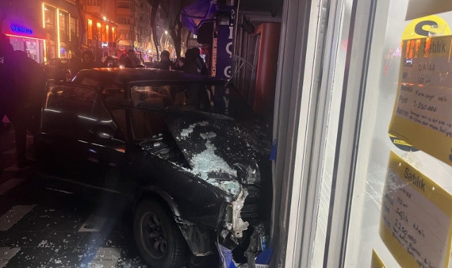 Kontrolden çıkan otomobil iki dükkana çarptı