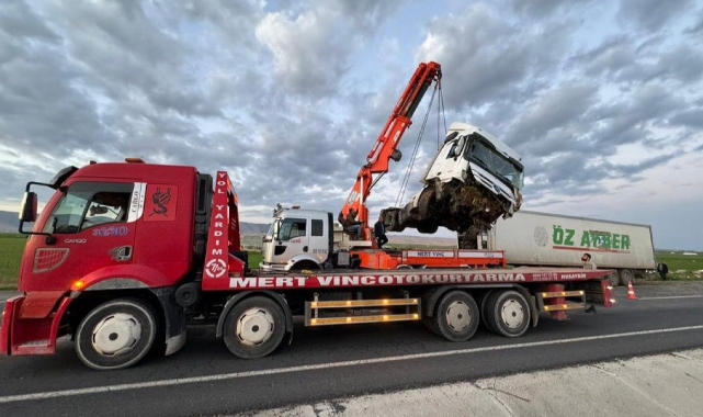 Kontrolden çıkan TIR devrildi:1 yaralı