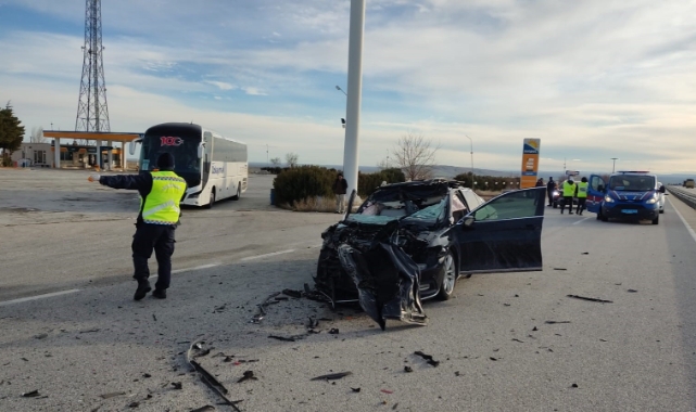 Konya’da otomobil kamyona çarptı: 2 yaralı