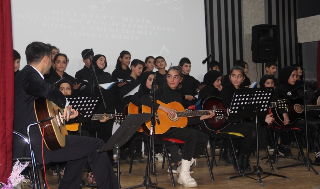 Köy okulu öğrencileri müzik grubu kurdu, konser verdi