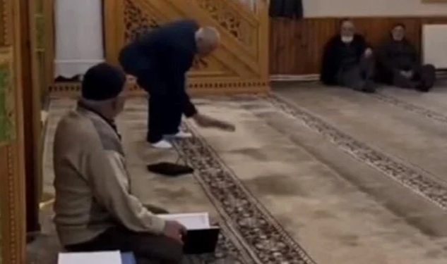 Kur'an-ı Kerim'i 3 kez öptü, ayağı ile bastı: Gözaltına alındı