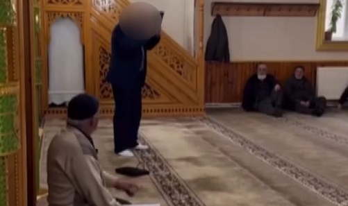Kuran-ı Kerim'e ayağıyla basmıştı! Açıklaması şoke etti