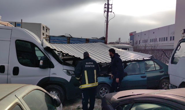 Lodosta uçan fabrika çatısı yediemin otoparkındaki araçlara zarar verdi