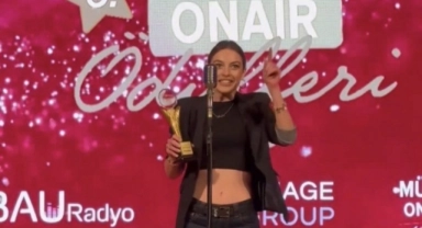 Melis Sezen'in ödül gecesinde tercih ettiği  kombiniyle dillere düştü