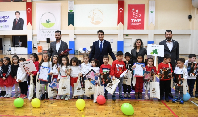 Minik öğrencilere karnelerini Başkan Dündar verdi