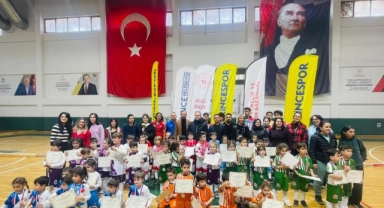 Miniklerin salon hokeyi turnuvası heyecana sahne oldu