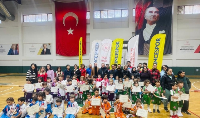Miniklerin salon hokeyi turnuvası heyecana sahne oldu
