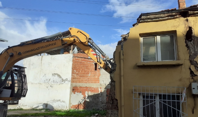 Osmangazi’den mahalleleri güvenli hale getiren yıkım
