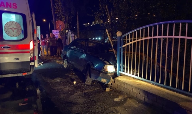 Otomobil demir korkuluklara ok gibi saplandı