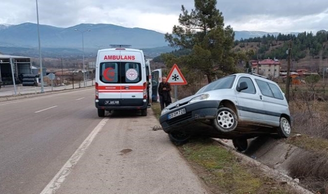 Otomobil su kanalına düştü