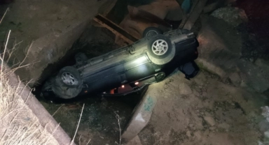 Otomobil sulama kanalına uçtu!