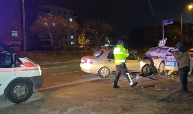 Otomobil yol kenarındaki polis oto maketine çarptı