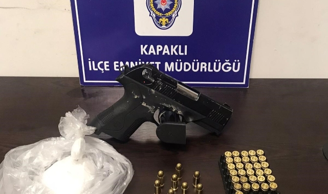 Otomobili bırakıp polisten kaçarken, kıskıvrak yakalandılar