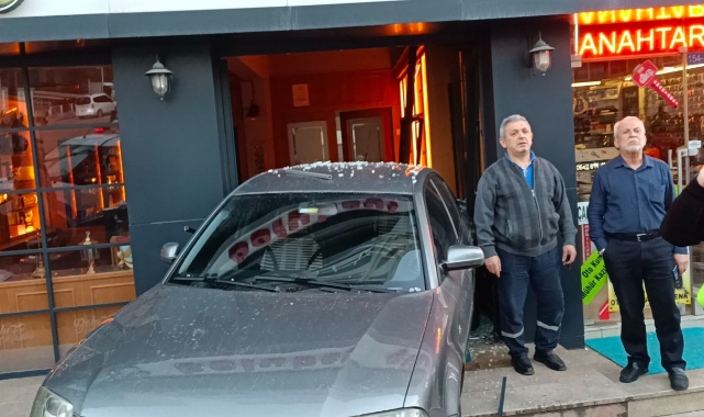 Park halinde freni boşalan otomobil dükkana daldı