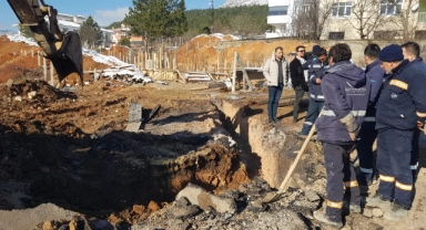 Patlayan doğal gaz borusu alev aldı