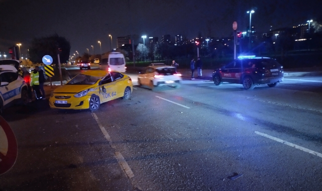 Pendik'te ticari taksi ile otomobil çarpıştı