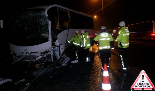 Polisleri taşıyan servis aracı kaza yaptı!
