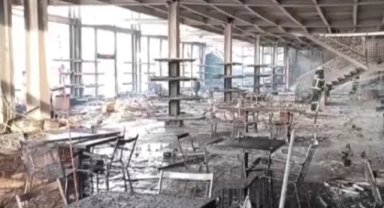 Porselen fabrikası küle döndü