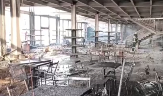 Porselen fabrikası küle döndü