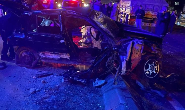 Sakarya’da kamyonla çarpışan otomobil hurdaya döndü