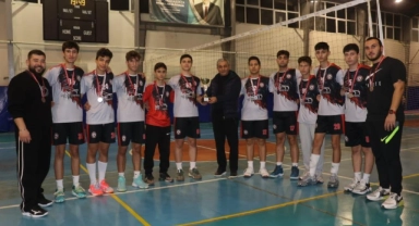 Şampiyon voleybolcular kupalarını Başkan Kaplan’ın elinden aldı