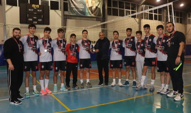 Şampiyon voleybolcular kupalarını Başkan Kaplan’ın elinden aldı