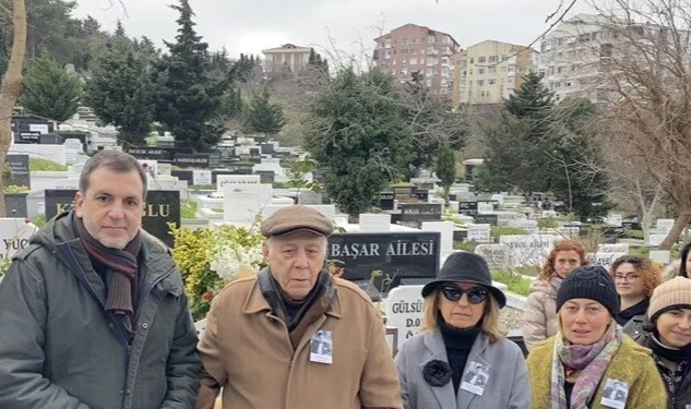 Sanatçı Ferdi Özbeğen kabri başında anıldı